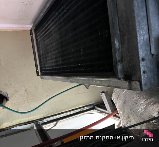 מערכת מיזוג אוויר עם צינורות וחיבורים